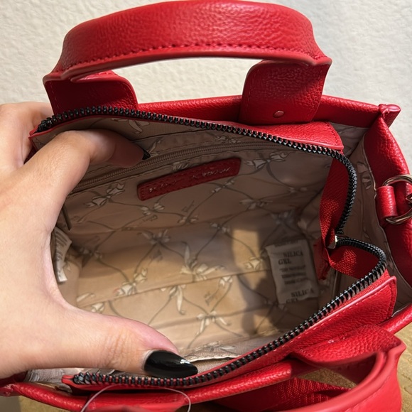 BETSEY JOHNSON XOHARLYS NWT Small lip/kiss tote/crossbody bag-red NWT - Picture 8 of 10